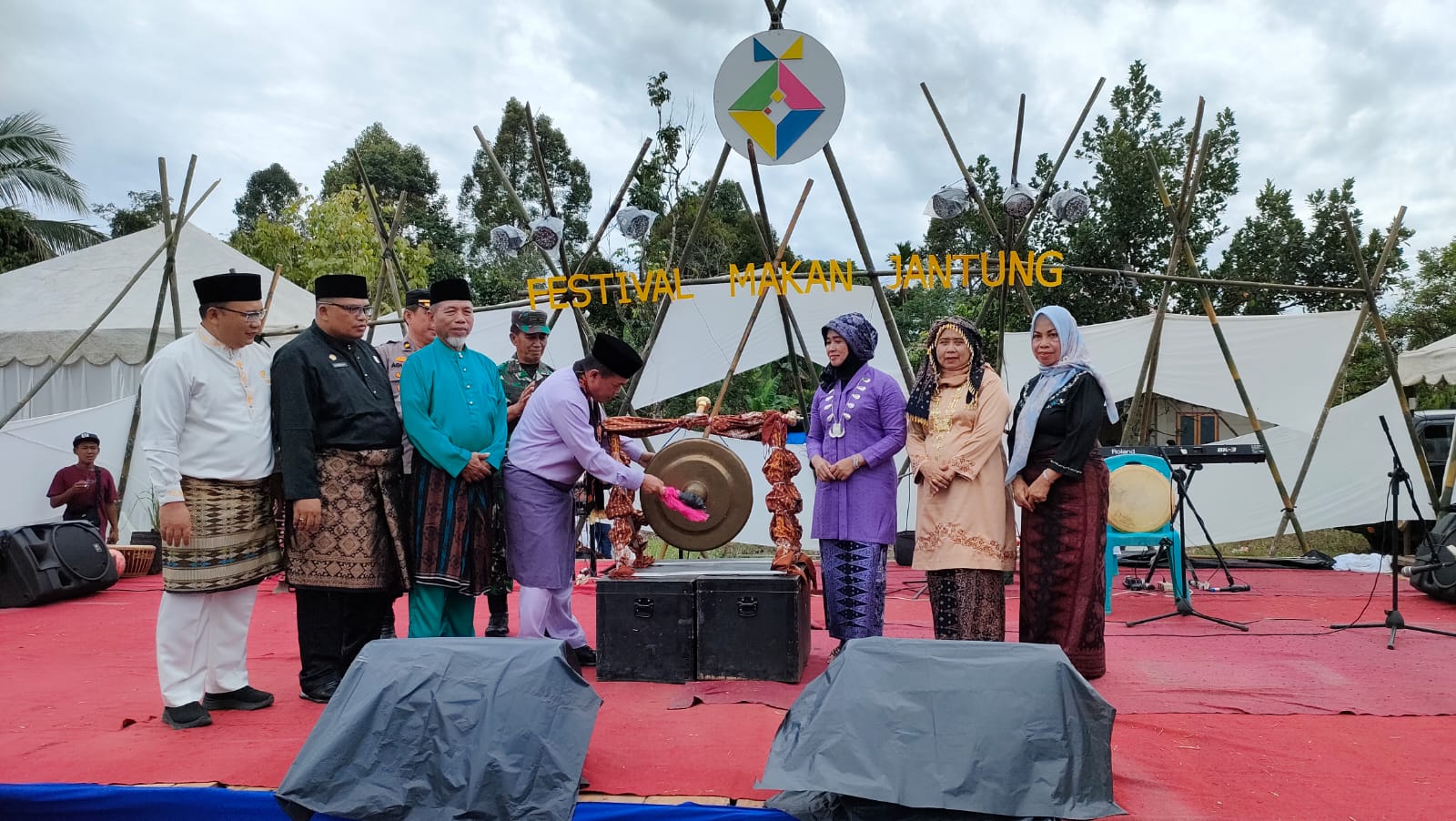 Gubernur Al Haris hadiri Festival Makan Jantung di Guguk, Merangin, Selasa (9/12)