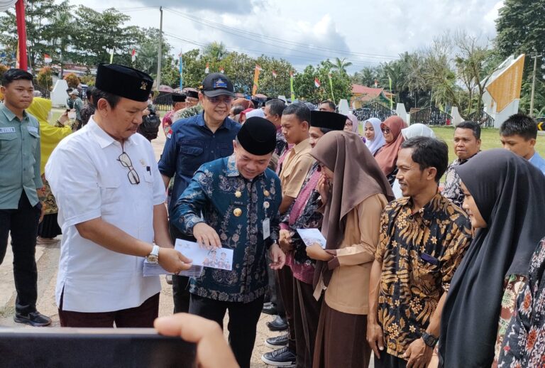 Al Haris serahkan bantuan pendidikan Dumisake di halaman Kantor Bupati Merangin, Sabtu (24/12)