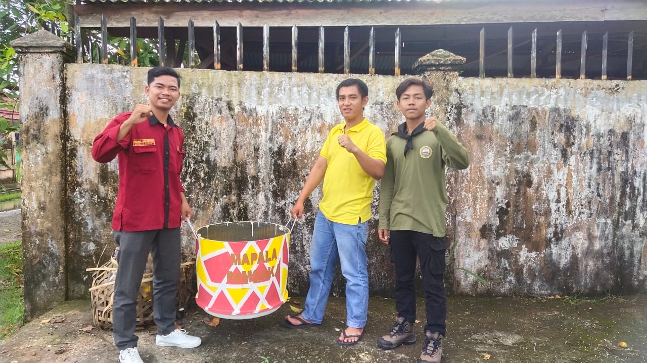 Mapala Pamsaka saat bagikan tong sampah di Kelurahan Tungkal IV Kota, Jumat (30/12)