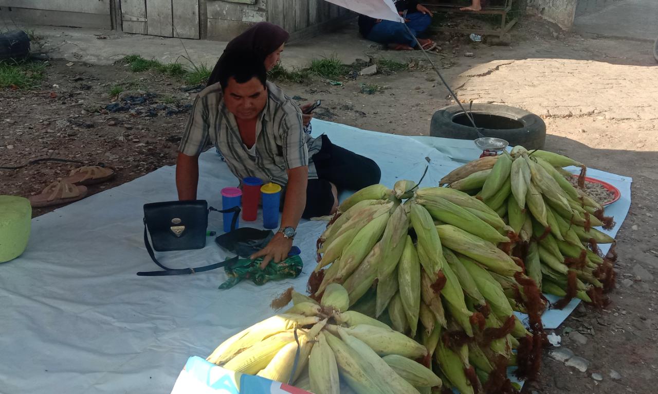 Syarianto saat berjualan jagung di Jalan Pengeran Hidayat, Kotabaru, Sabtu (31/12)