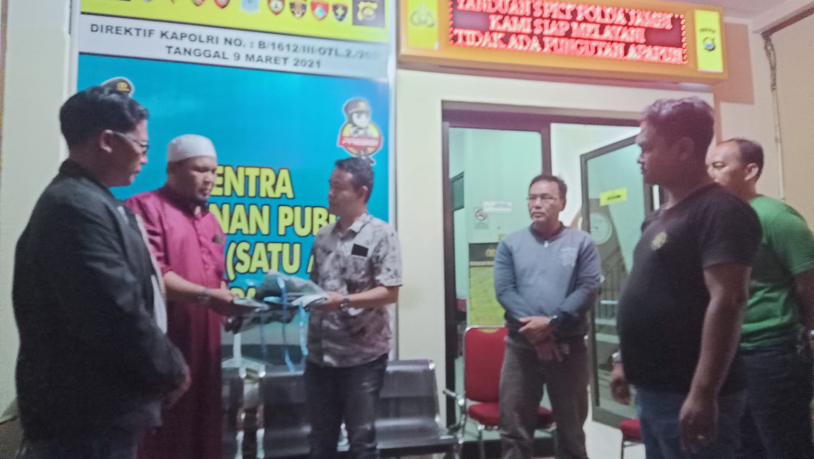 Arizal saat melaporkan temuan spanduk memeceh belah Anis ke Mapolda Jambi, Rabu (3/1)