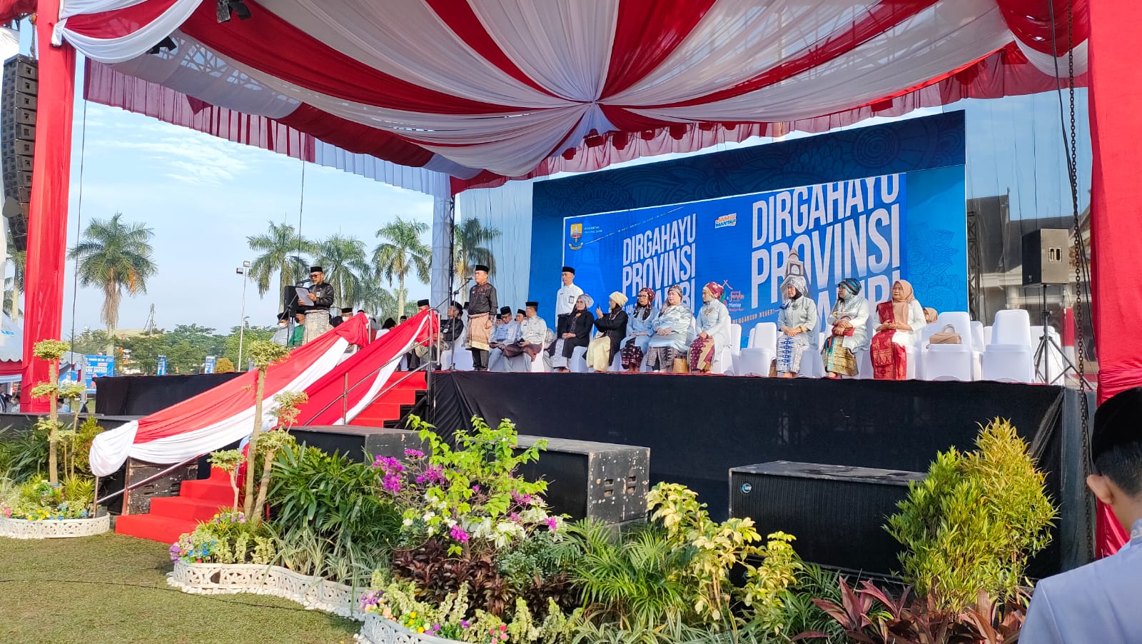 Gubernur Al Haris saat pimpin upacara HUT ke-66 Jambi di lapangan Kantor Gubernur, Jumat (6/1)