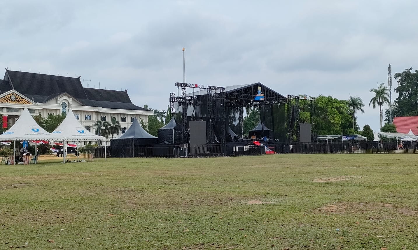 Panggung penampilan Judika di malam hiburan rakyat HUT ke-66 Jambi di lapangan Kantor Gubernur