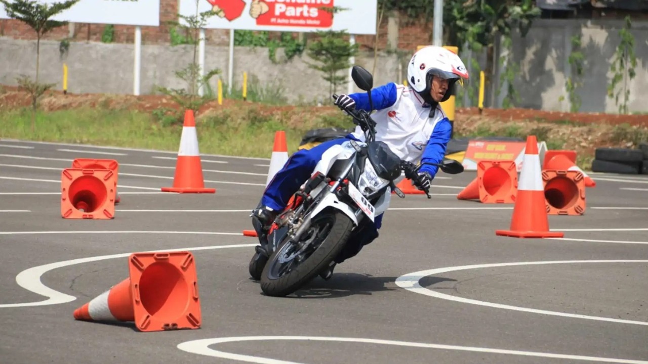 Pengendara motor saat menikung