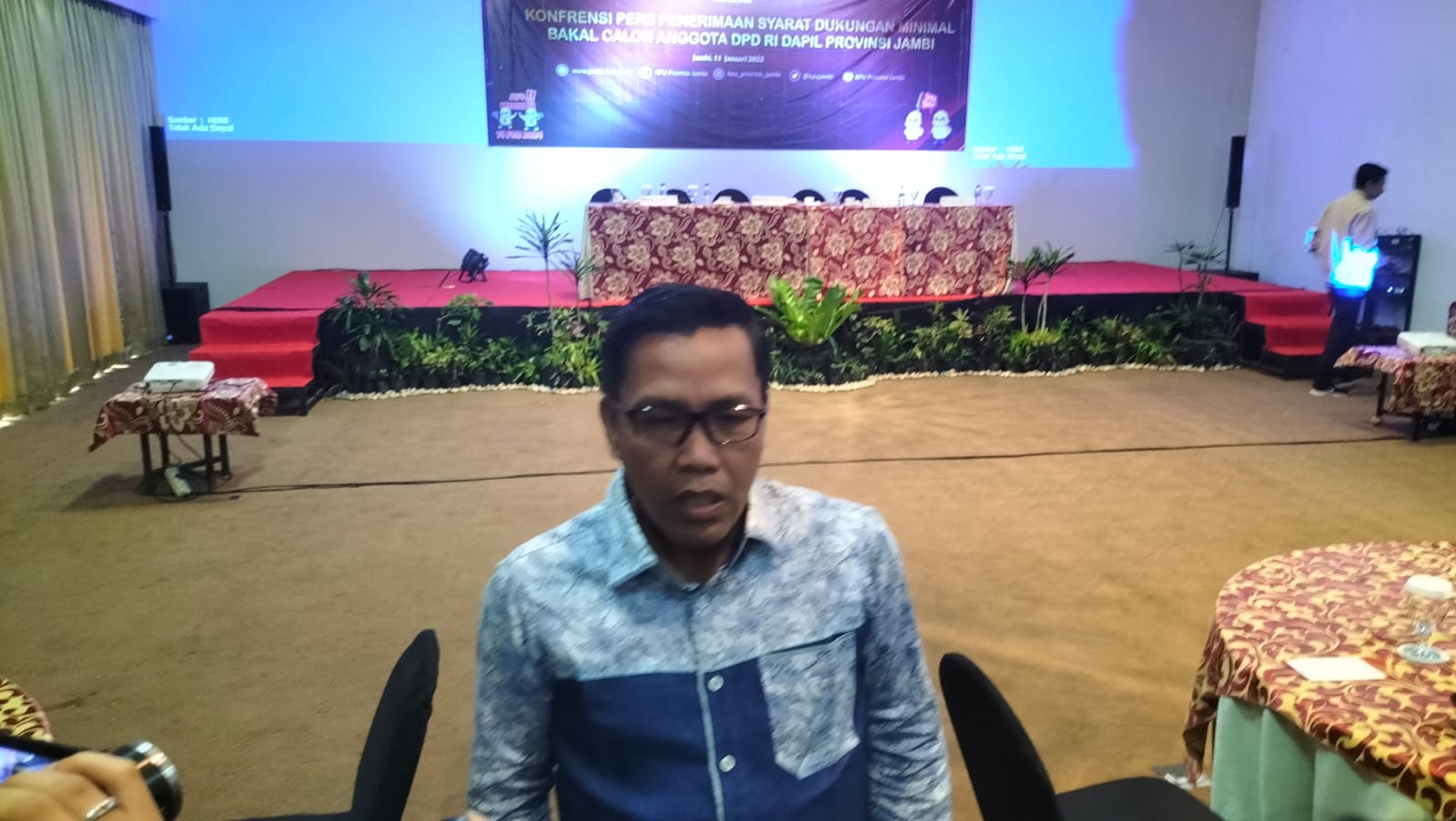 Komisioner KPU Provinsi Jambi, Apnizal saat diwawancarai di Rumah Kito Hotel, Rabu (11/1)