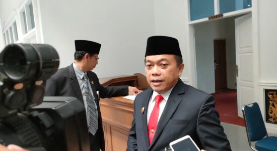 Al Haris saat diwawancarai usai Paripurna Istimewa HUT ke 66 di DPRD Provinsi Jambi, Jumat (6/1)
