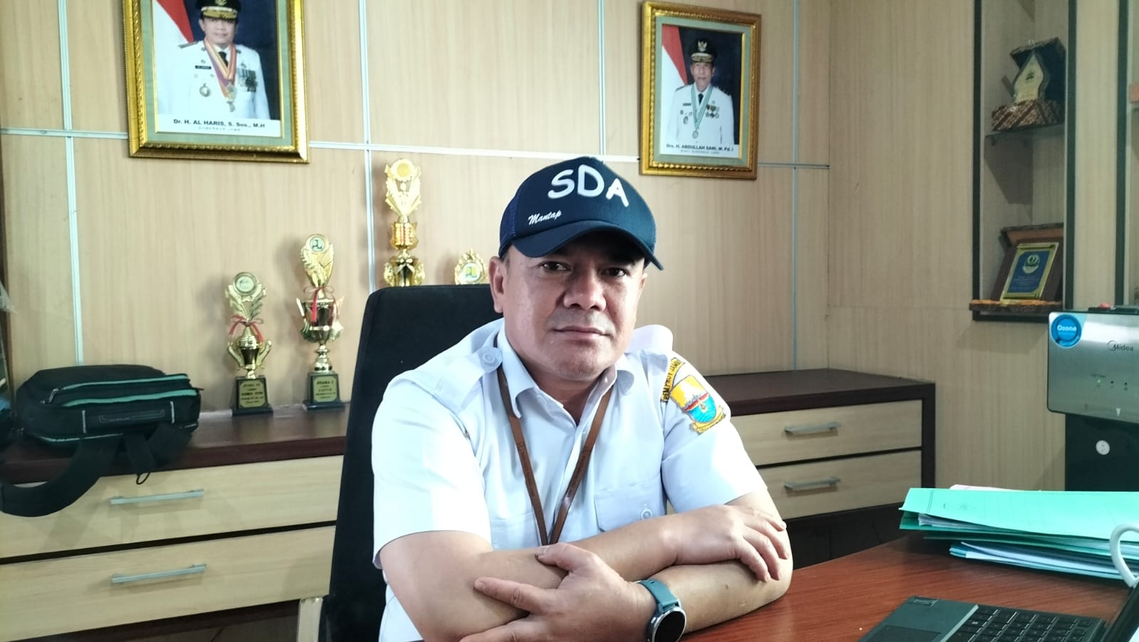 Kabid SDA PUPR Jambi, Yaser Arafat saat diwawancarai di ruang kerjanya, Rabu (18/1)