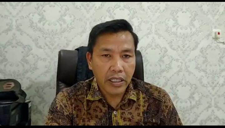 KPU Provinsi Jambi saat diwawancarai di ruang kerjanya, Selasa (24/1)