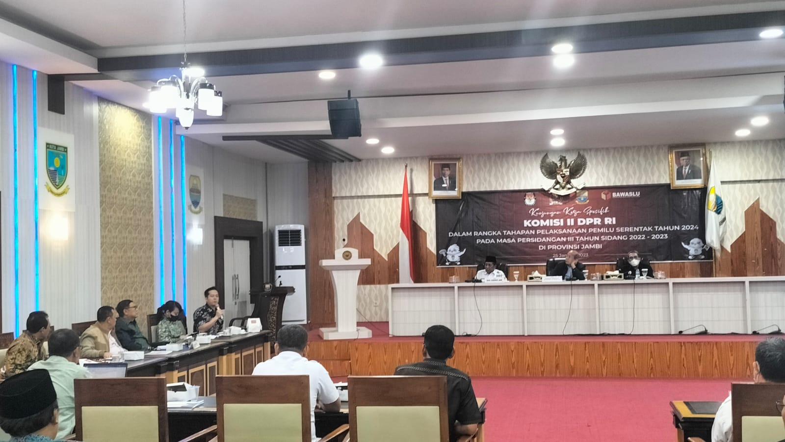 Wagub Abdullah Sani sambut Kunker Komisi II DPR RI di ruang pola Kantor Gubernur Jambi, Rabu (25/1)