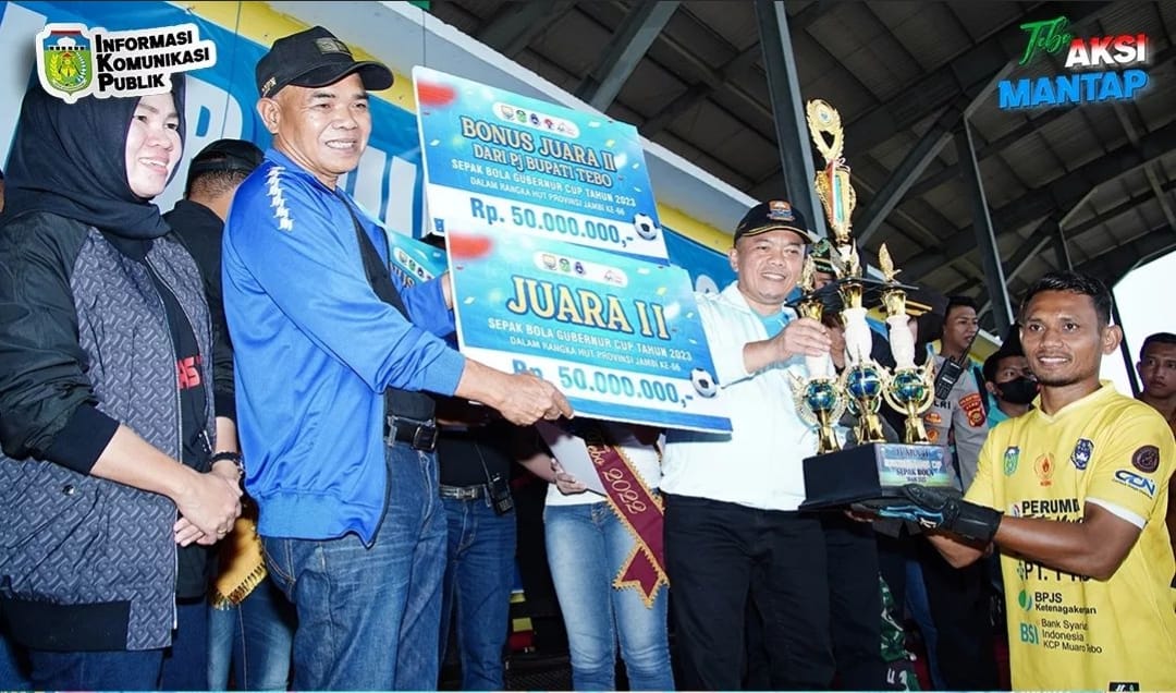 Pj Bupati Aspan saat serahkan bonus ke Tim Tebo, Sabtu (28/1)