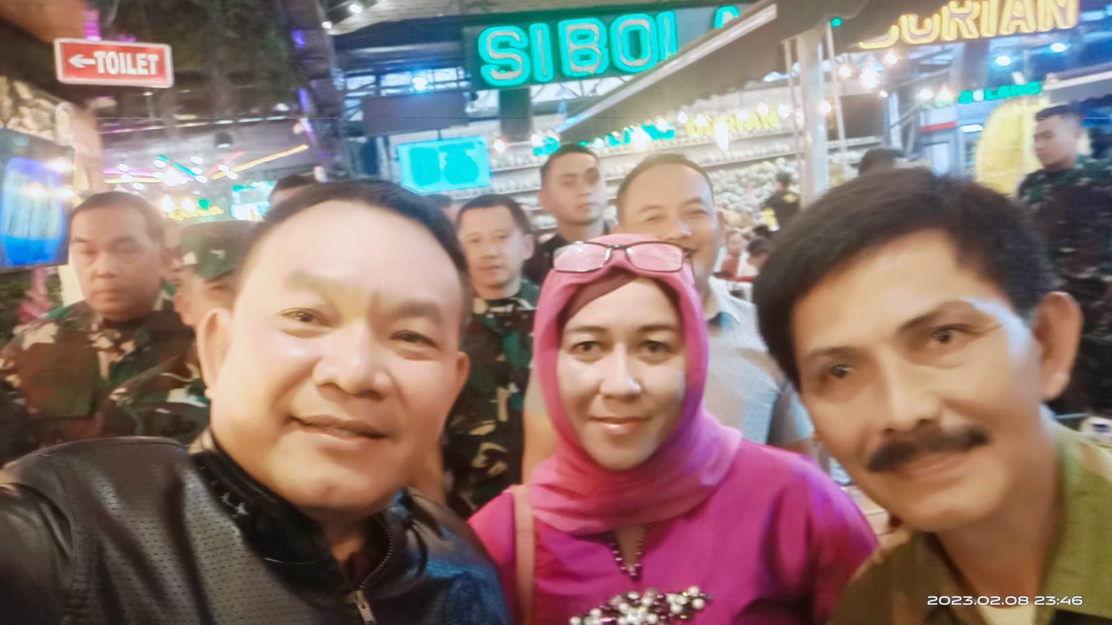 Jendral Dudung Abdurachman (kiri)