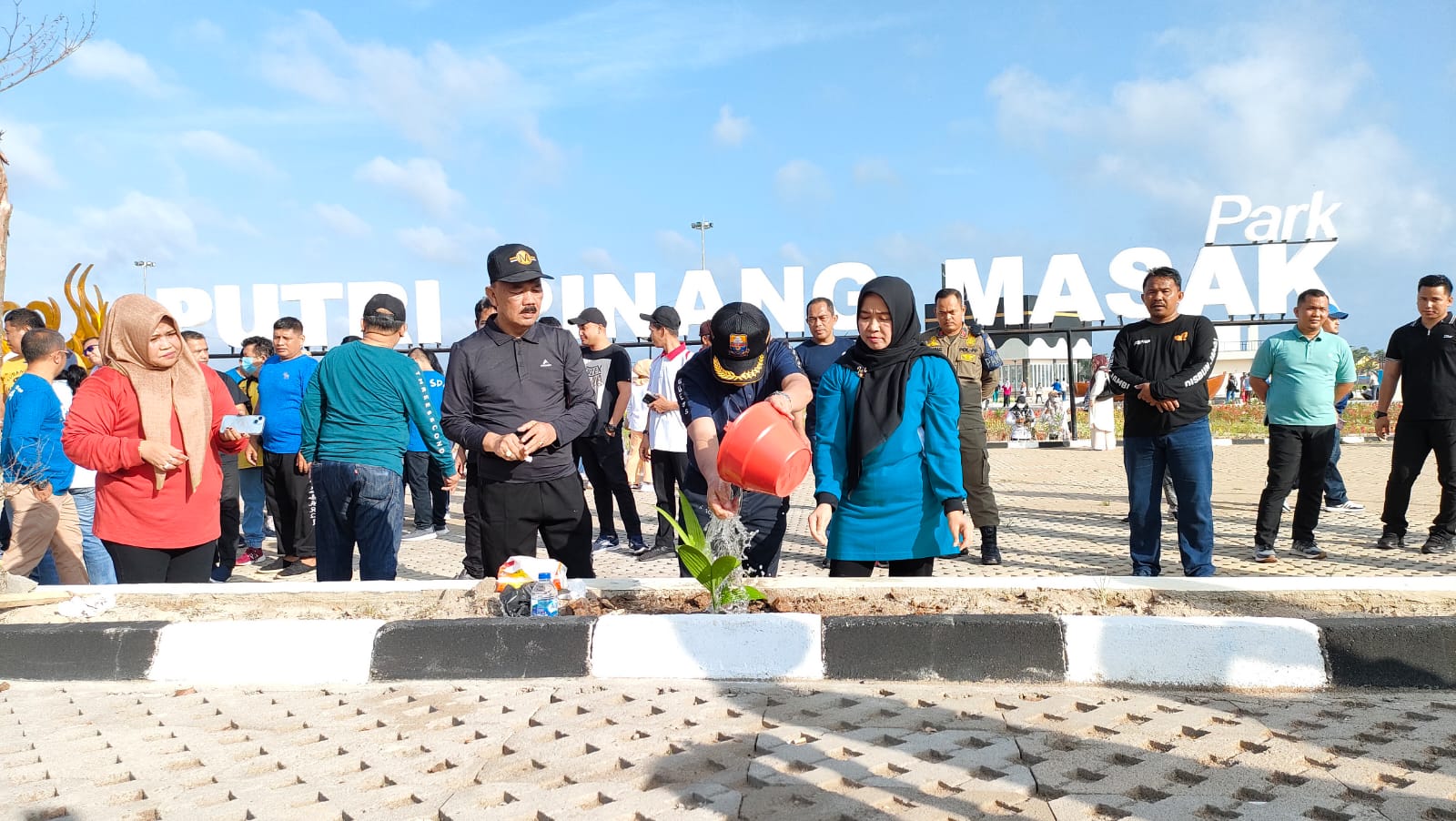 Gubernur Al Haris saat tanam pinang di Taman Putri Pinang Masak, Jumat (10/2)