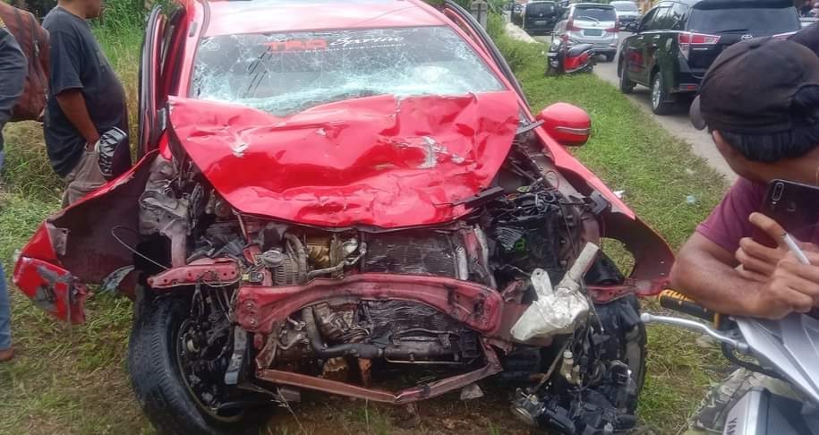 Mobil Kades Muaro Panco Barat Merangin yang alami kecelakaan, Senin (12/2)