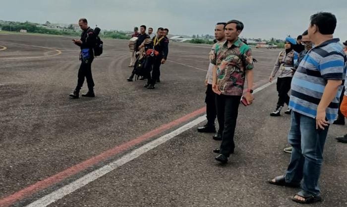 Edi Purwanto saat menyaksikan keberangkatan pasukan gebungan evakuasi Kapolda Jambi