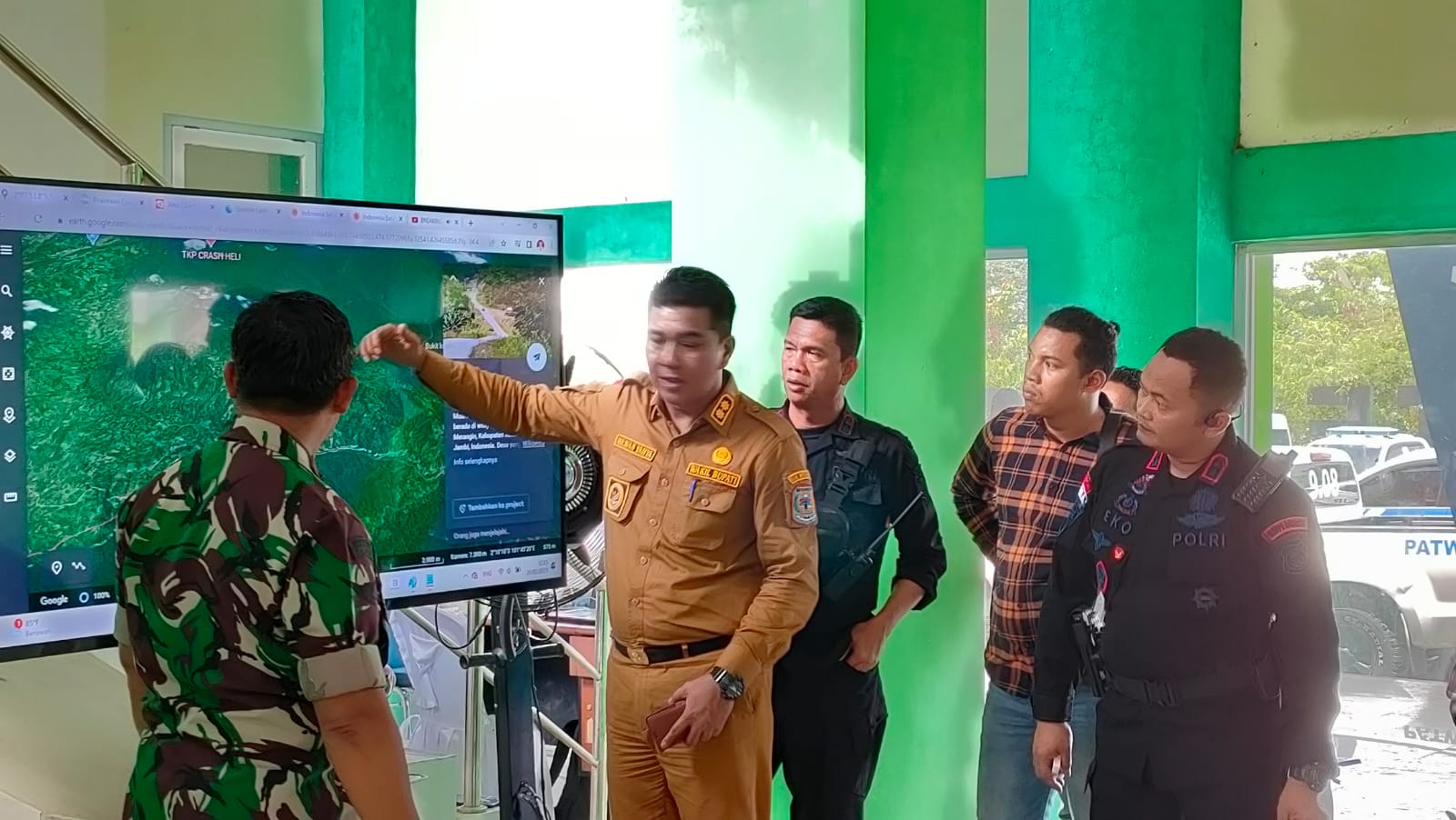 Wabup Nilwan pimpin tim jalur darat menuju lokasi Kapolda Jambi dan rombongan, Selasa (21/2)