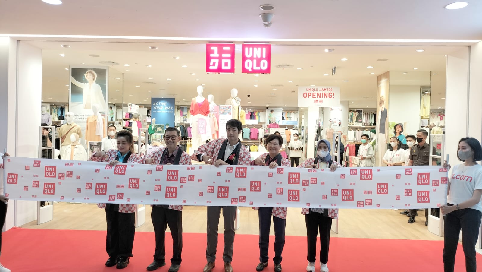 Pembukaan toko UNIQLO pertama di Jambi, Jumat (31/3)