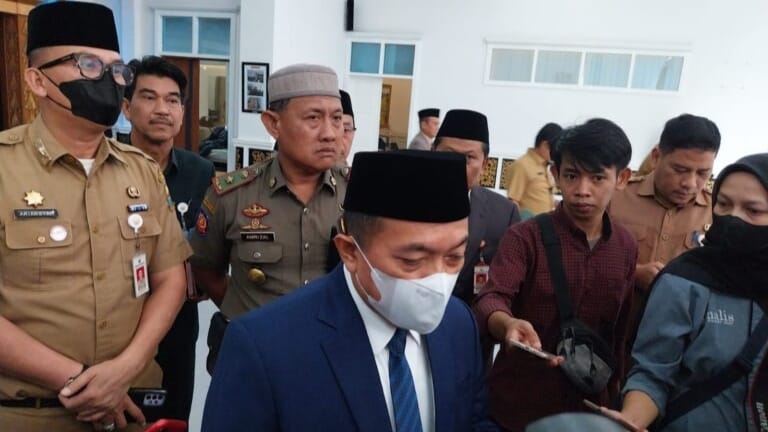 Gubernur Al Haris saat wawancara dengan awak media usai paripurna DPRD Provinsi Jambi, Jumat (31/3)
