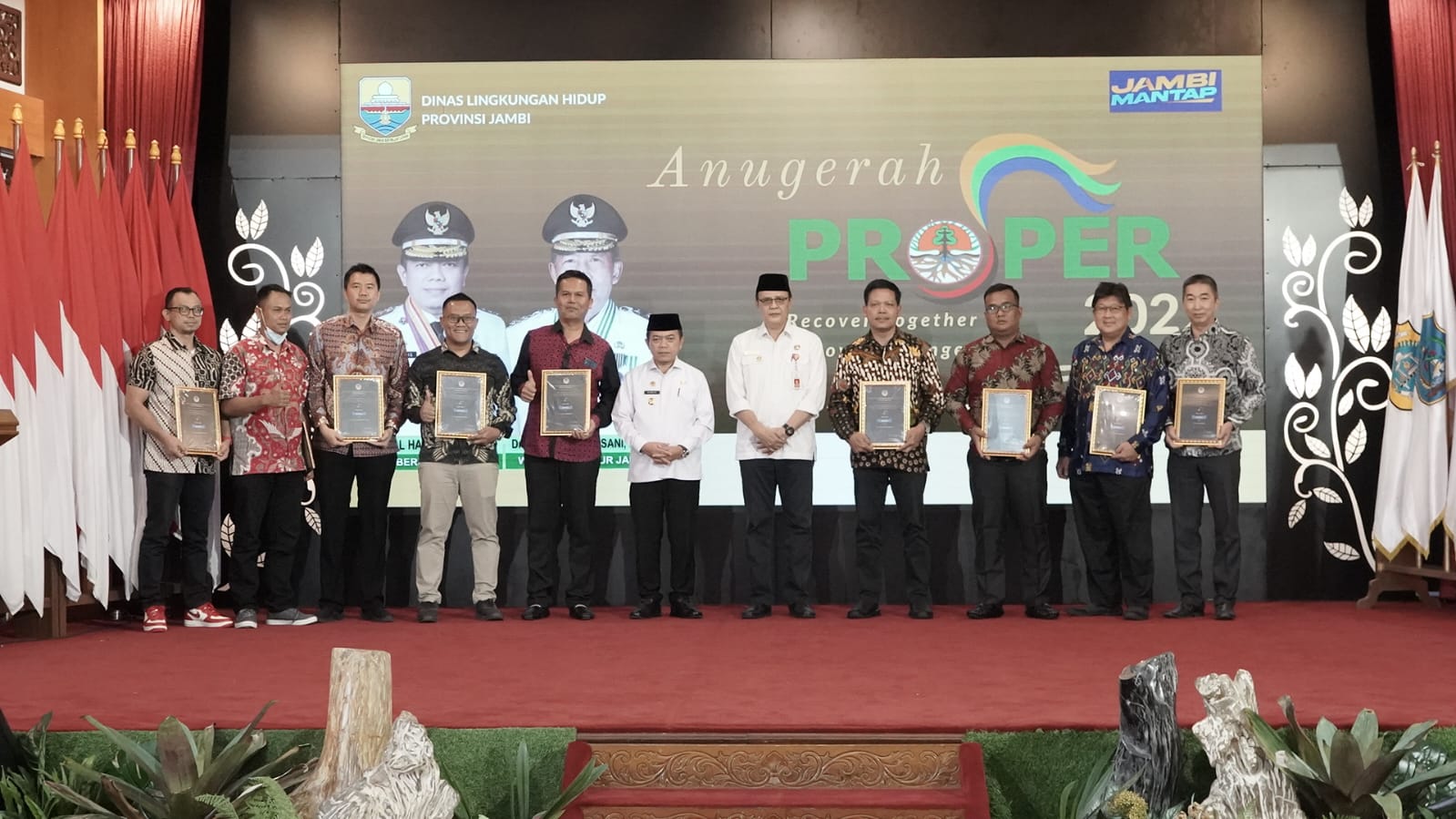 Al Haris saat serahkan penghargaan PROPER di Auditorium Rumdis Gubernur Jambi, Rabu (5/4)