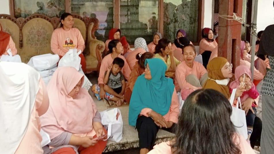 Relawan Mak Ganjar Jambi saat sosialisasi di Solok Sipin Kota Jambi, Kamis (6/4)