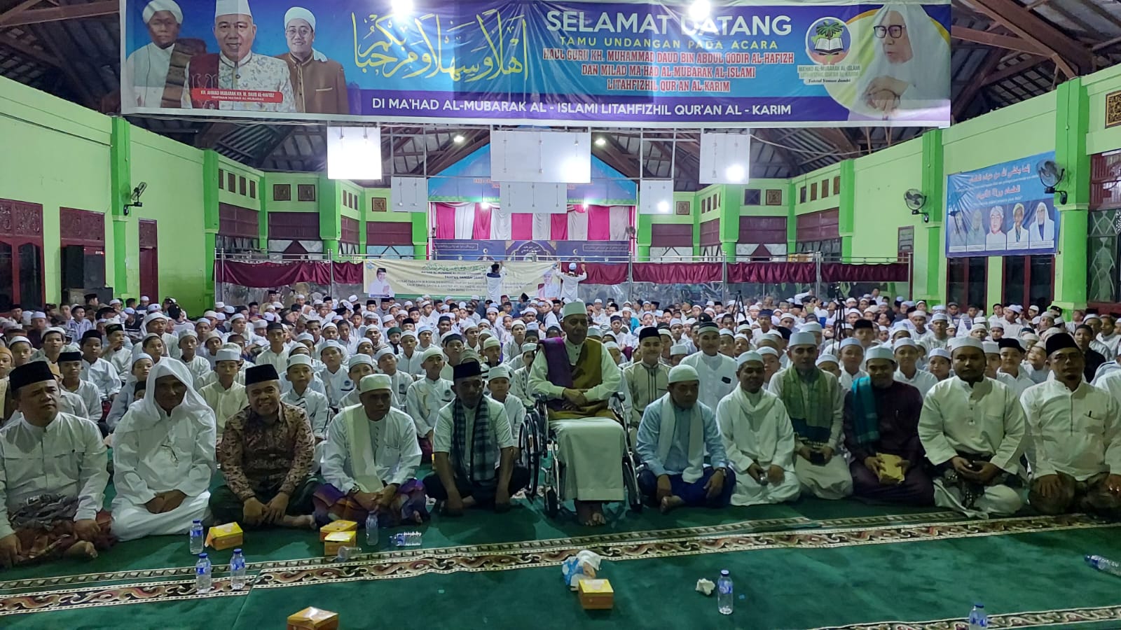 Al Haris bersama pimpinan dan ribuan santri Ponpes Ma'had Al Mubarak
