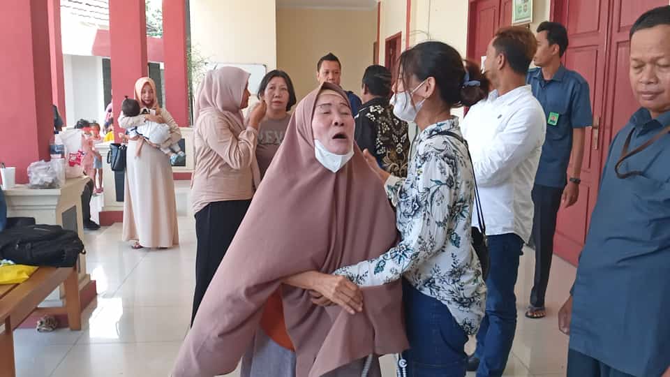 Seorang ibu menangis atas putusan anaknya oleh hakim