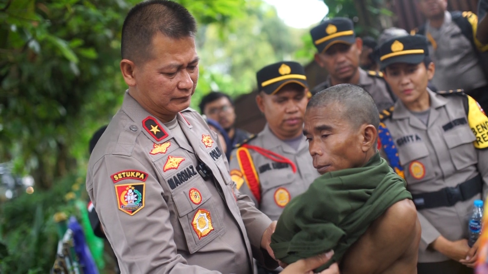 Pemulung di Sukabumi Menangis dan Pingsan di Pelukan Jendral Polisi