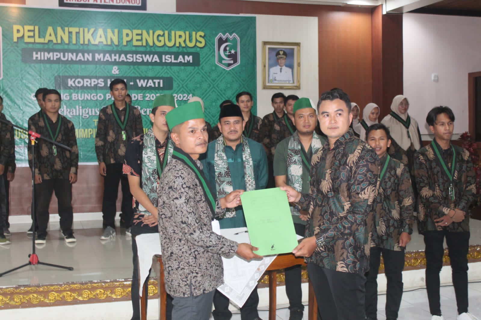 Rano Saputra (kanan) Ketum HMI Cabang Bungo Periode 2023-2024, prosesi pelantikan (Rabu (12/04/2023)