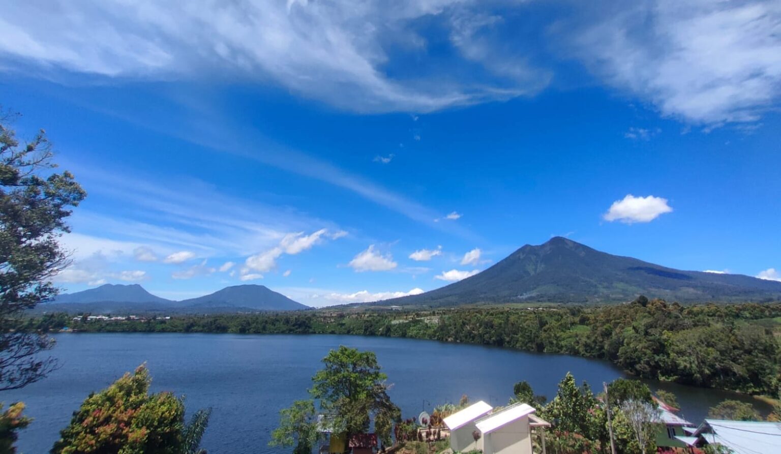 Danau Pauh yang dikelilingi Gunung Masurai, Bukit Sumbing dan Bukit Nilo