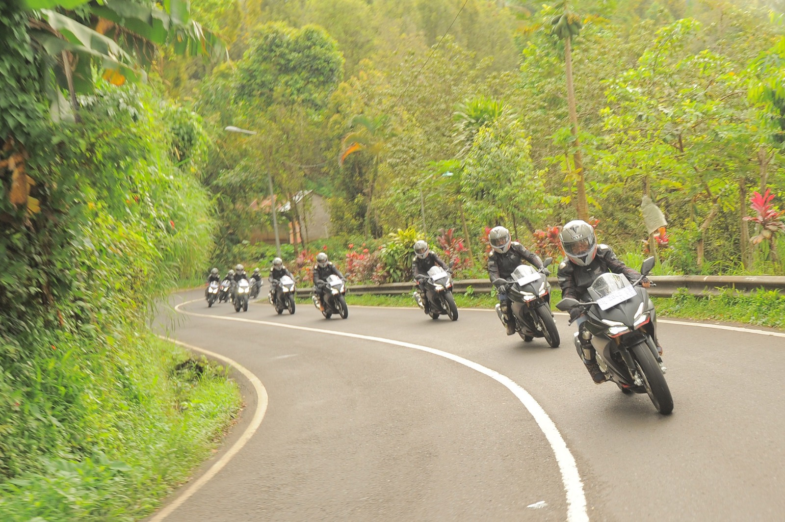 Pemudik saat berkendara 