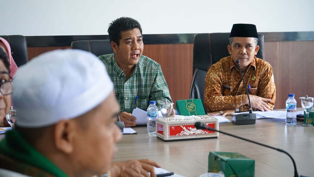 Wabup Nilwan saat rapat persiapan seleksi peserta MTQ ke-52 utusan Kabupaten Merangin, Kamis (27/4)