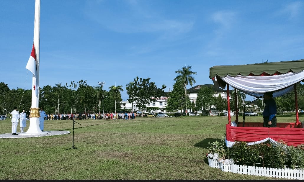 Gubernur Al Haris pimpinan upacara Hardiknas 2023 di halaman Kantor Gubernur, Selasa (2/5)