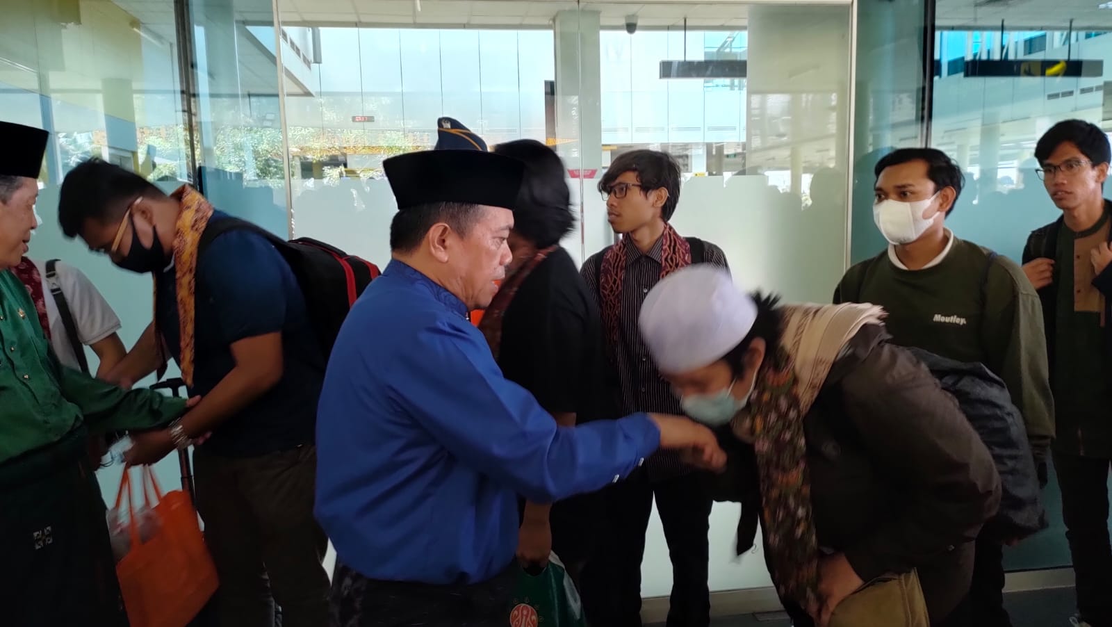 Al Haris sambut kedatangan 19 mahasiswa Jambi dievakuasi dari Sudan, Selasa (2/5)