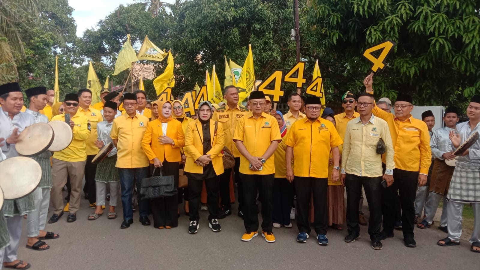 Golkar Jambi saat daftarkan Caleg ke KPU Provinsi Jambi, Minggu (14/5)