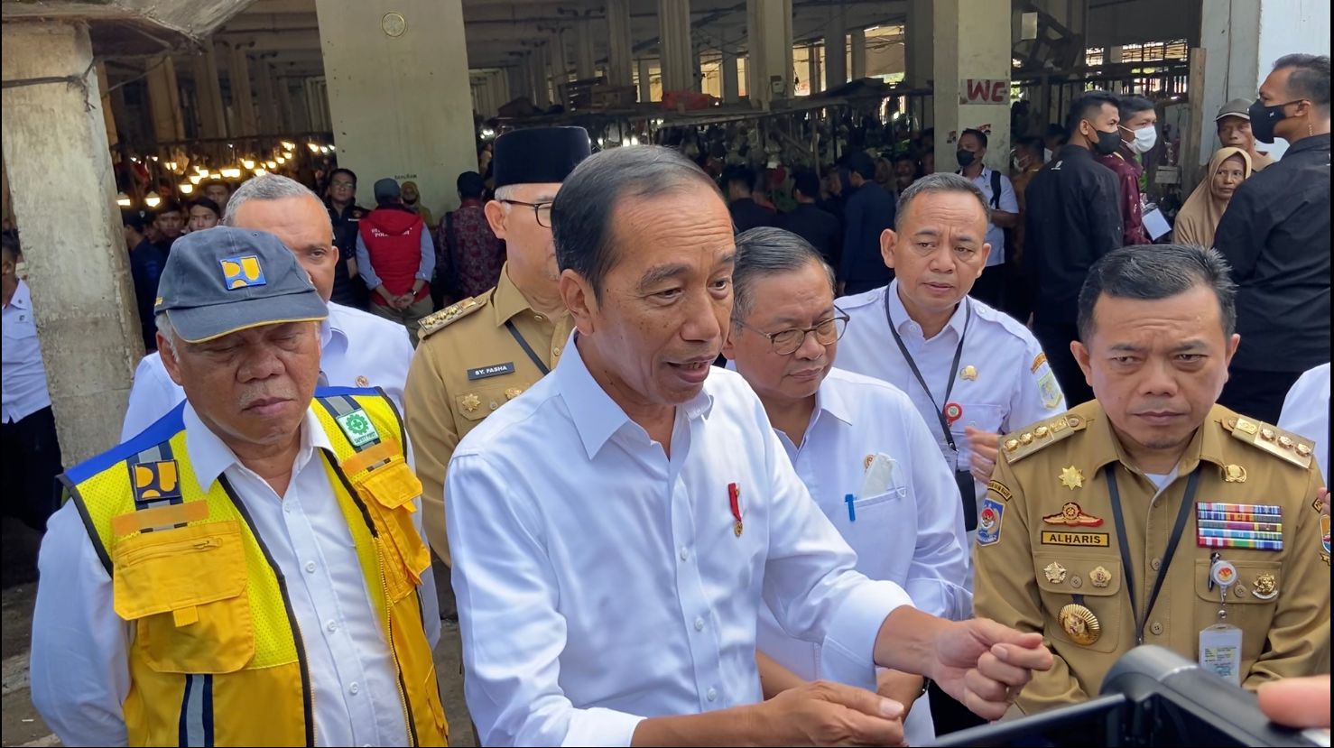 Presiden Jokowi saat kunjungan ke Pasar Talang Banjar Kota Jambi, Selasa (16/5)