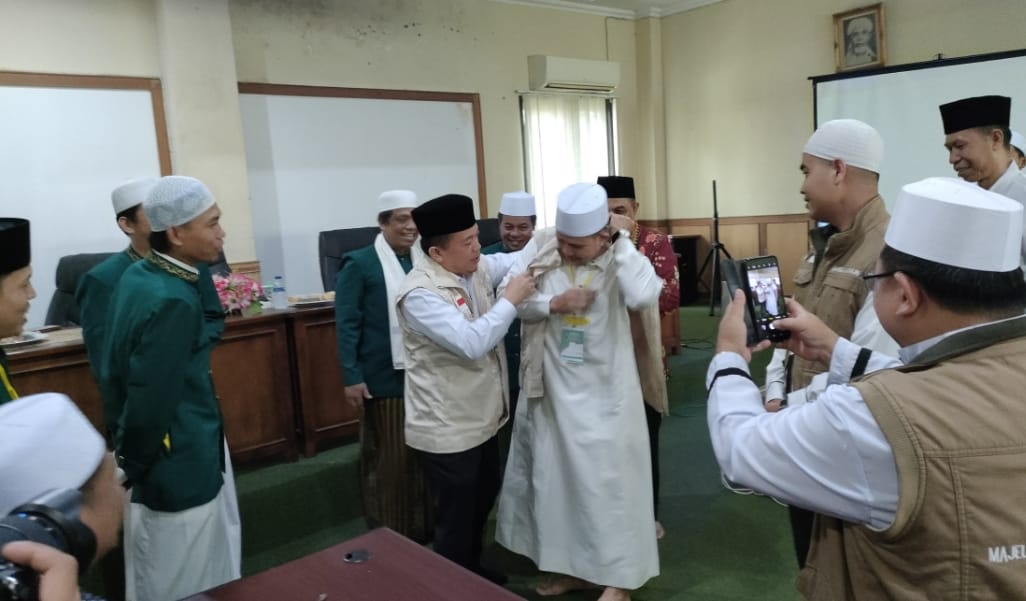 Al Haris memasangkan rompi kepada peserta pendidikan kader da'i, Rabu (24/5)