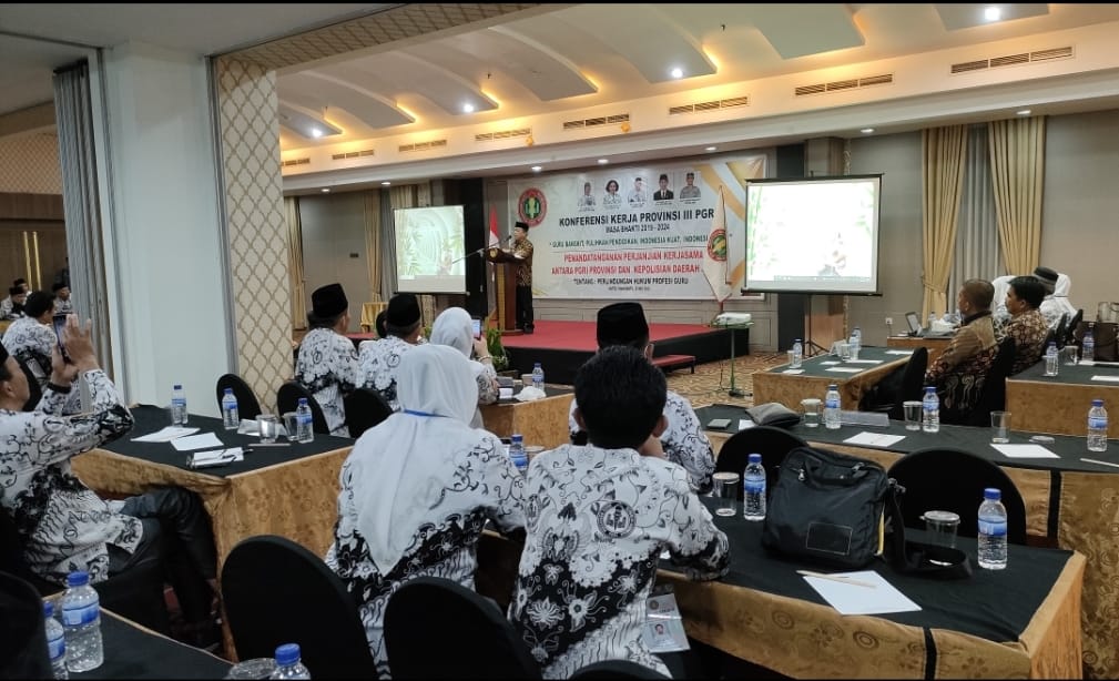 Al Haris membuka Konferensi Kerja Provinsi III PGRI Provinsi Jambi, Jumat (26/5)