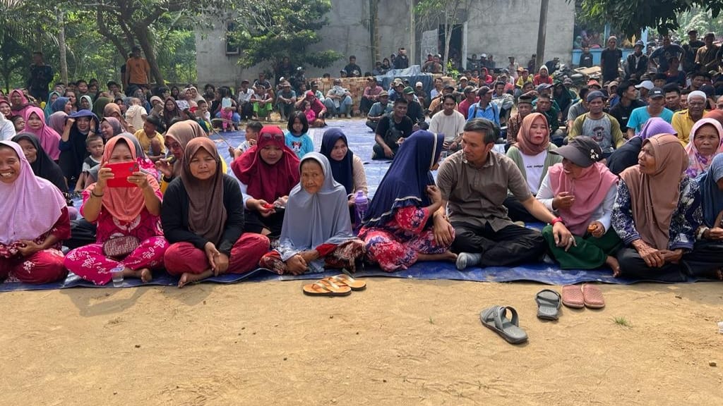 Edi Purwanto temui masyarakat korban konflik lahan di Desa Bungur, Sabtu (27/5)