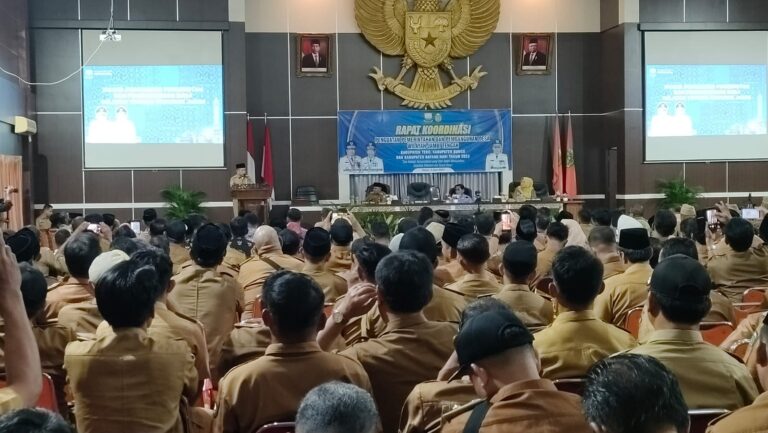 Al Haris saat berikan arahan ke Kades di Tebo, Senin (5/6)