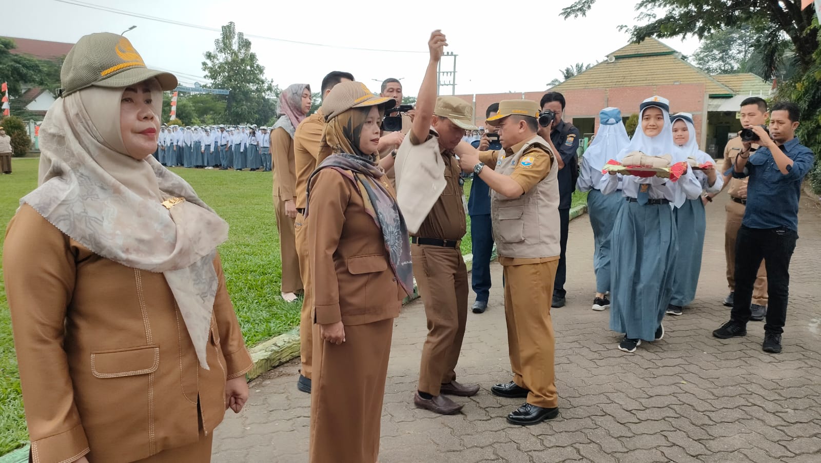 Al Haris saat memimpin apel PPDB 2023 di SMAN 5 Kota Jambi, Selasa (6/6)