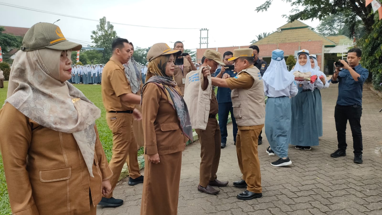 Al Haris saat memimpin apel PPDB 2023 di SMAN 5 Kota Jambi, Selasa (6/6)