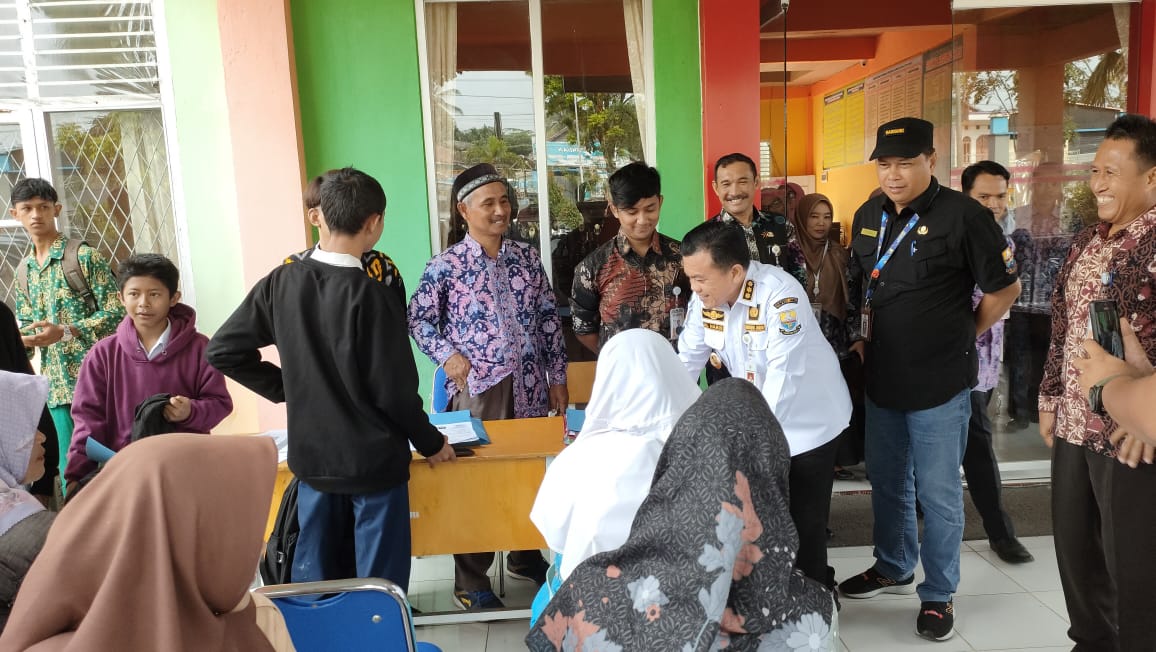 Al Haris turun pantau PPDB ke sejumlah sekolah SMA dan SMK di Muaro Jambi, Kamis (22/6)