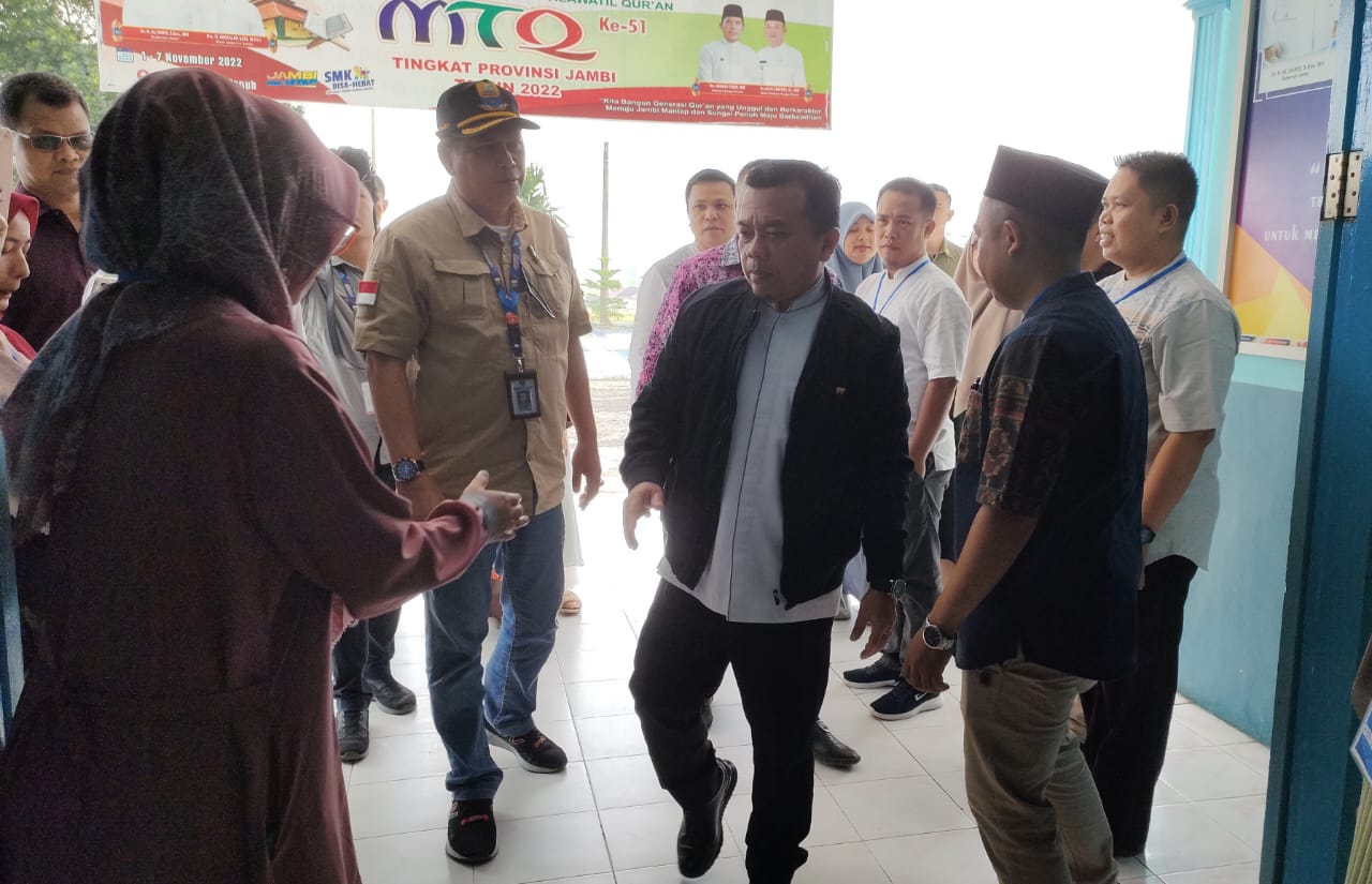 Al Haris didampingi Syamsurizal pantau PPDB di Sungai Penuh, Jumat (23/6)