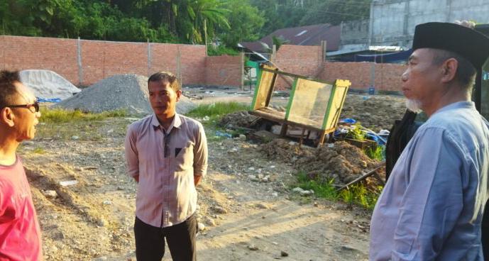Mashuri saat pantau pembangunan kios PKL samping Pos Polisi Pasar Bawah Bangko