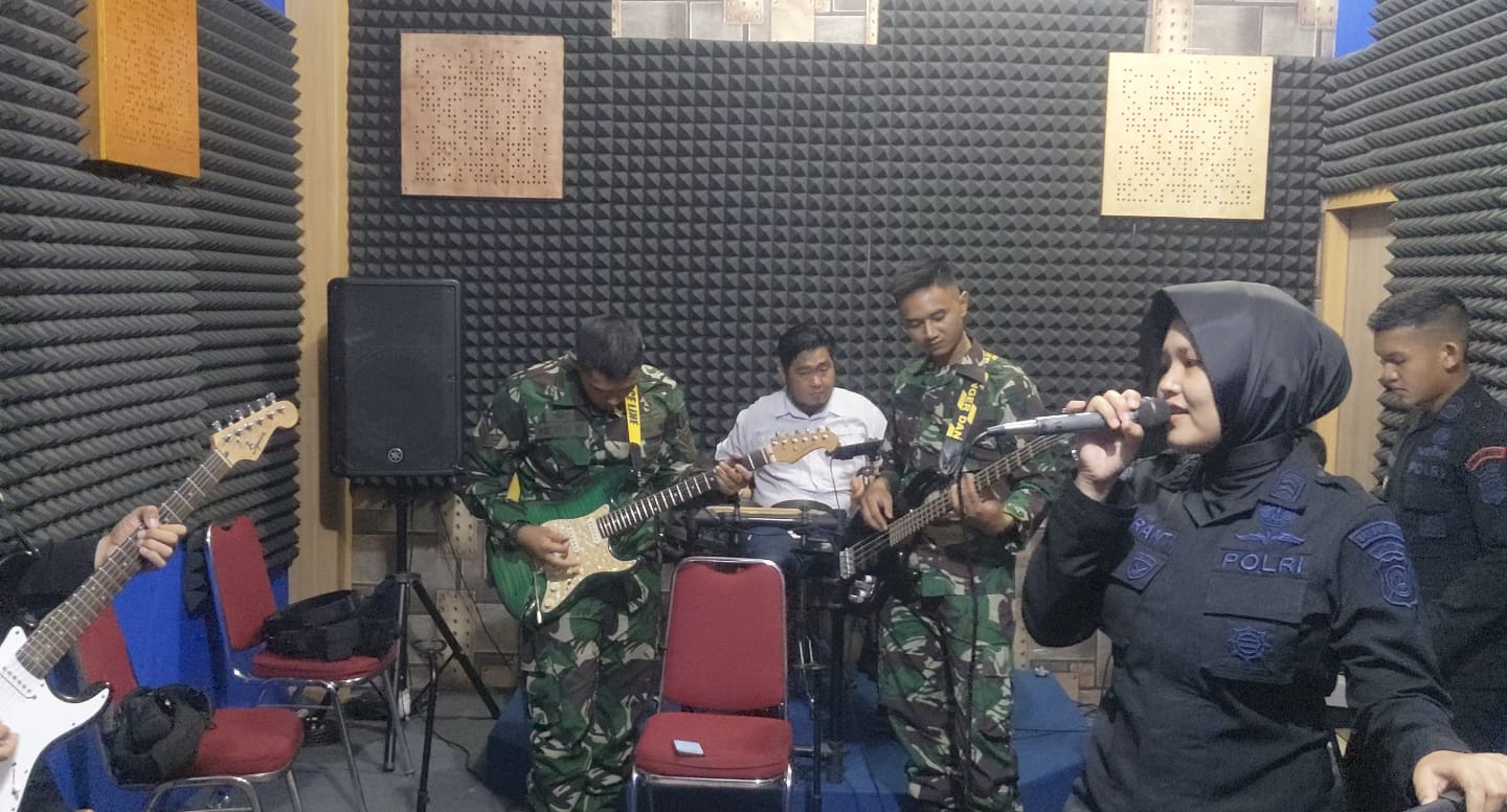 Band Kartipala Brimob Polda Jambi latihan bersama personel Batalyon Yonif Raider 142 KJ