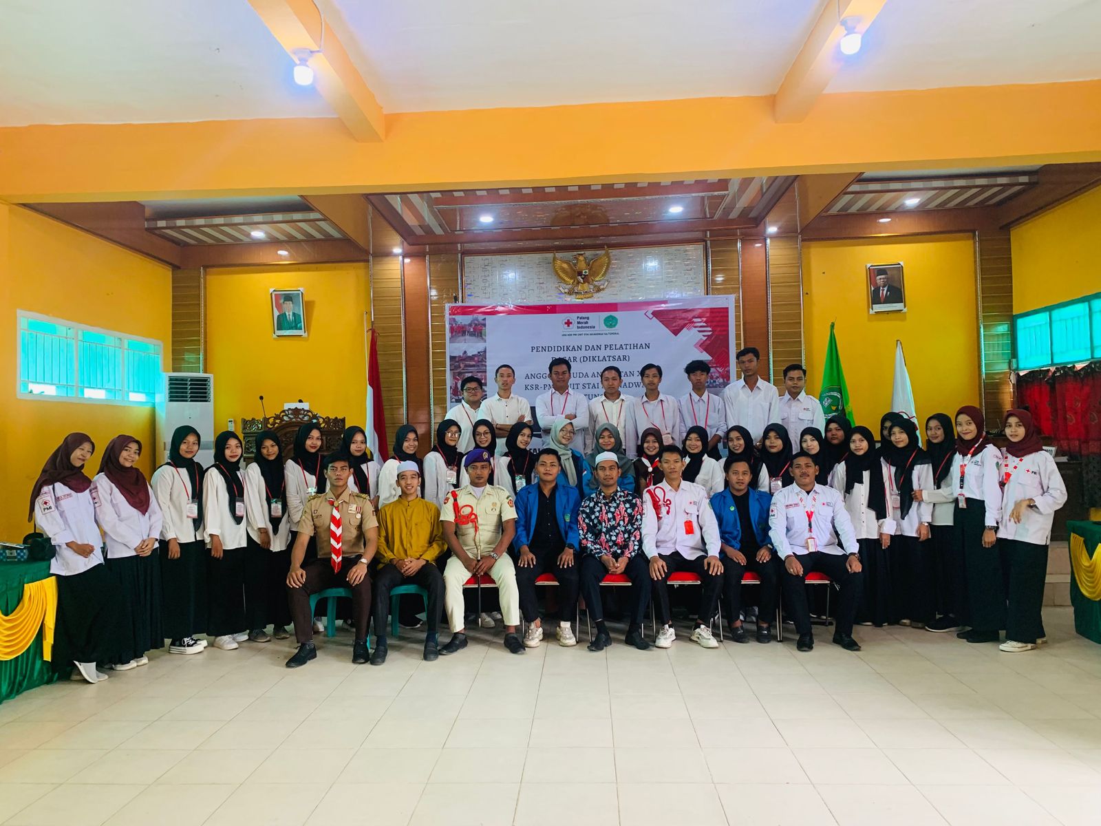 Waka III Bidang Kemahasiswaan, Dr. Heru Setiawan (peci putih) bersama peserta Diklatsar.