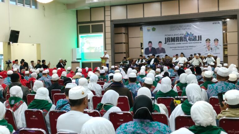 Al Haris sambut kedatangan jemaah haji Jambi kloter 20, Jumat (21/7)
