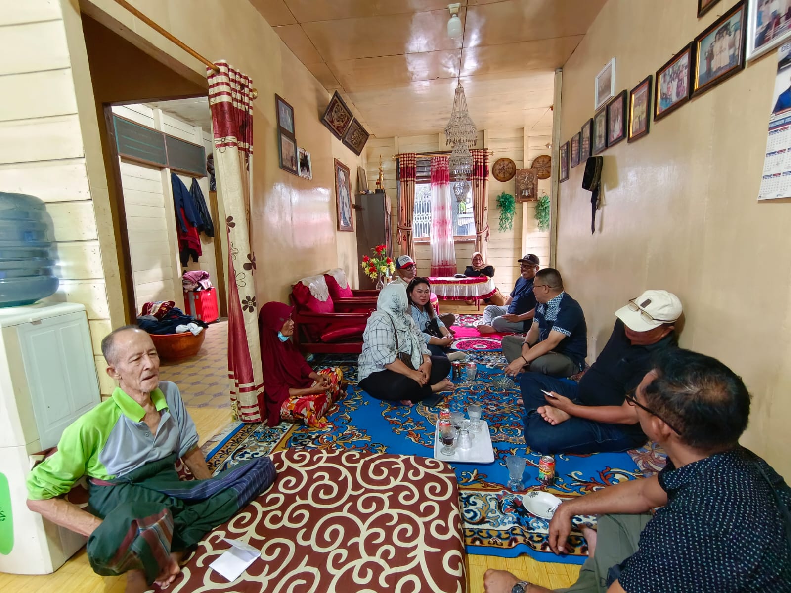 Ketua DPC Partai Demokrat Tanjab Barat Jamal Darmawan Sie bersama Pengurus jenguk Chaidir Panjaitan