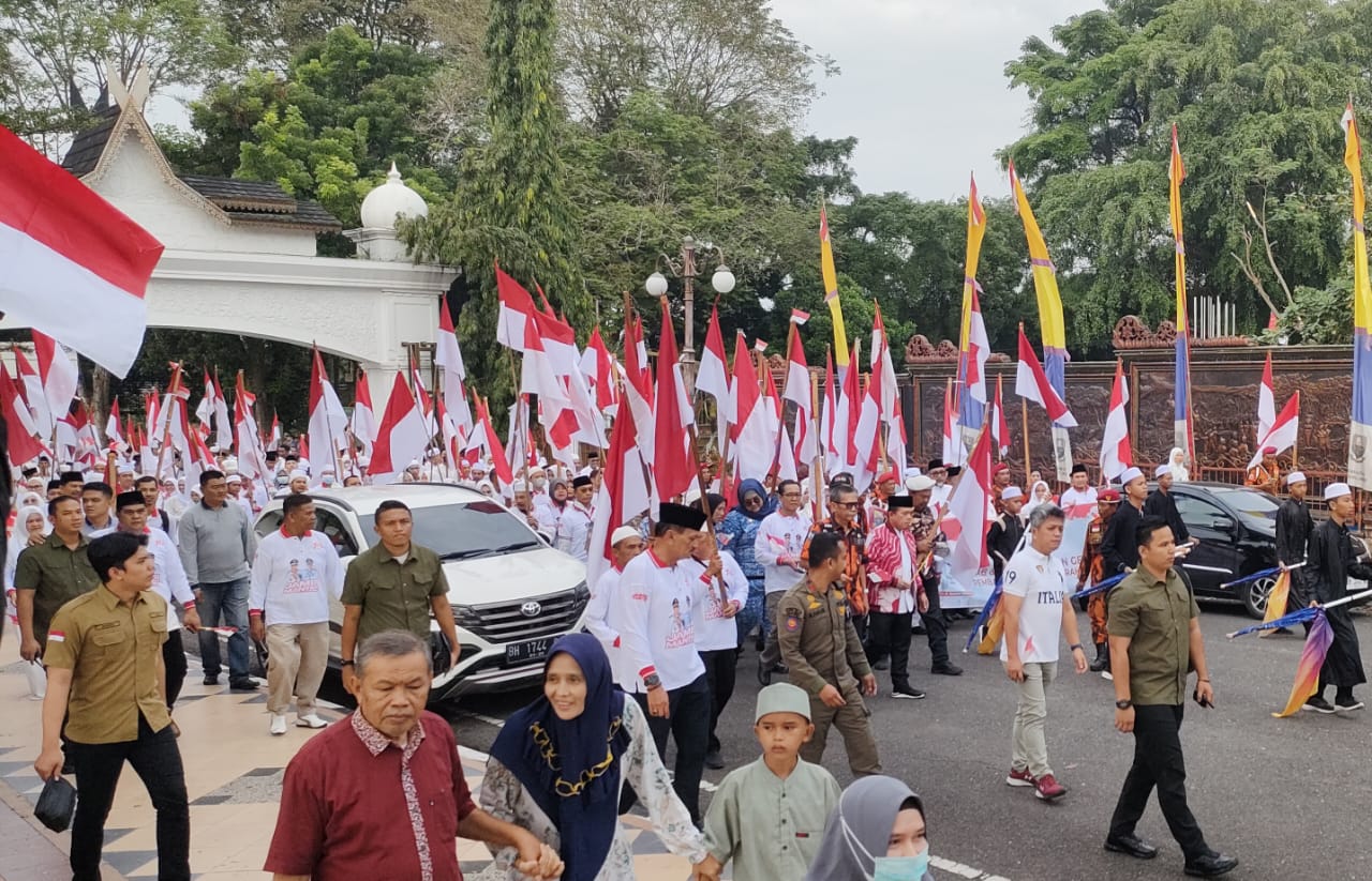 Al Haris dan  Abdullah Sani saat ikut pawai kirab 10 juta Bendera Merah Putih, Jumat (28/7)