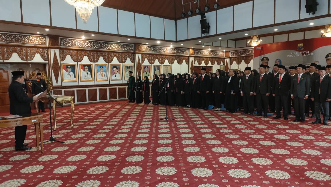 Gubernur Jambi Al Haris melakukan pengambilan sumpah jabatan fungsional dan penyerahan SK PPPK