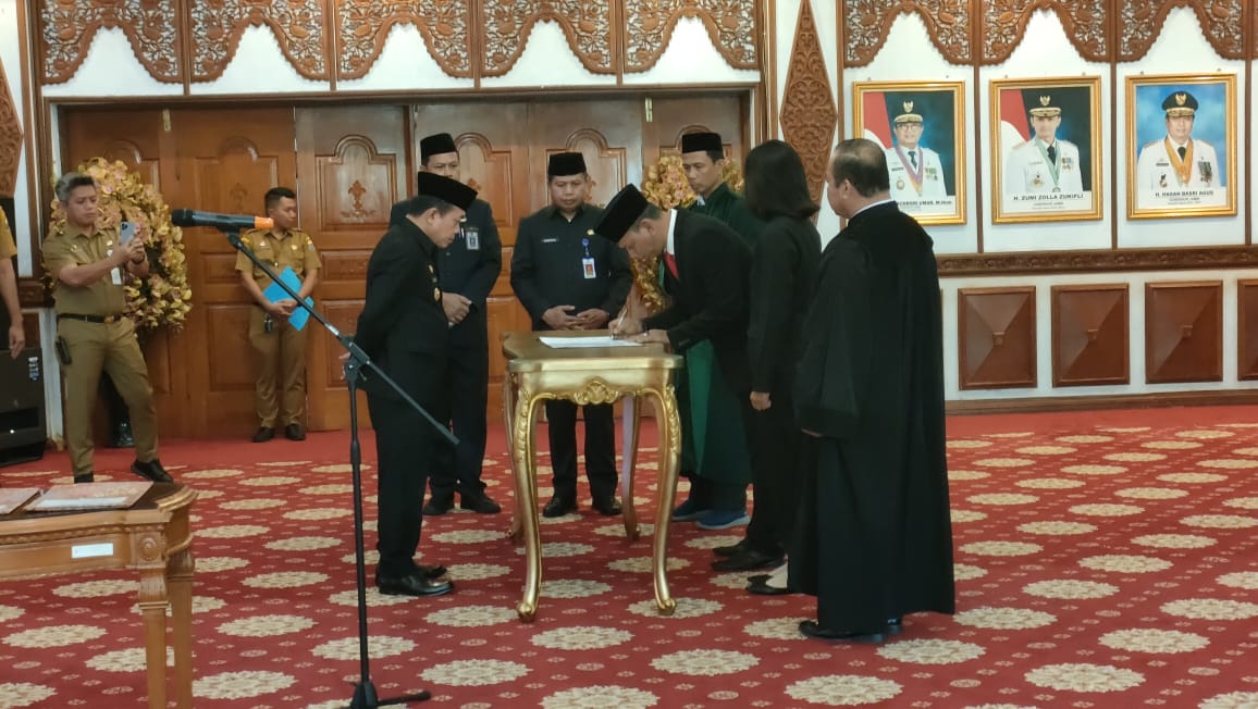 Al Haris saat lantik drg Iwan Hendrawan jadi Direktur RSJD Jambi, Senin (31/7)